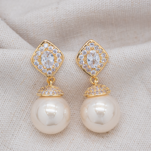 Aretes largos de perla procesada con pavé de circones