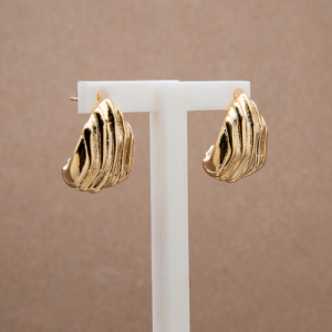 Aretes cortos diseño curvo irregular