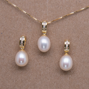 Juego de aretes con cadena y dije de perla oval con baguettes