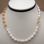 Collar corto de perla oval con cadena