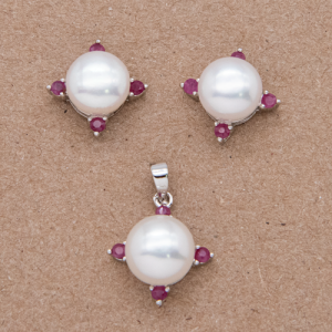 Juego de aretes y dije de perla cultivada con rubí natural