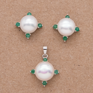 Juego de aretes y dije de perla cultivada con esmeralda natural