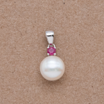 Dije de perla con rubí natural