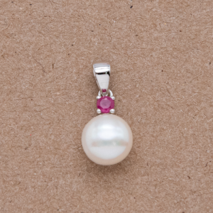 Dije de perla con rubí natural