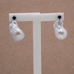 Aretes largos de perla núcleo con zafiro natural