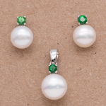 Juego aretes y dije con piedra tsavorita y perla