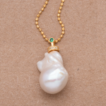 Collar de vermail con dije de perla núcleo y esmeralda