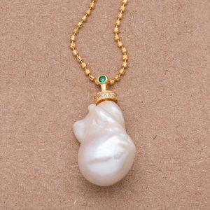 Collar de vermail con dije de perla núcleo y esmeralda