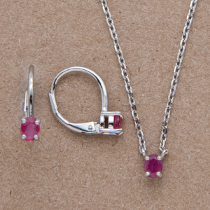 Juego de aretes y collar de rubí natural
