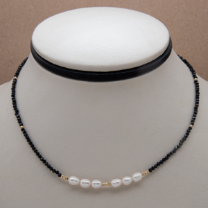 Choker corto de black spinel con perla de arroz