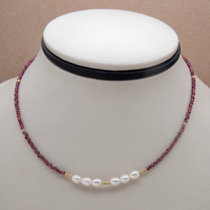 Choker corto de granate con perla de arroz