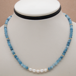 Collar corto de aquamarina y perla de arroz