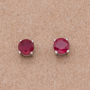 Aretes cortos de piedra preciosa Rubí 4.5mm