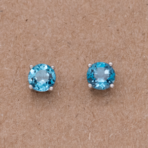 Aretes cortos de piedra swiss blue topaz