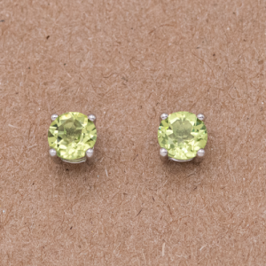 Aretes cortos de piedra Peridot 4.5mm