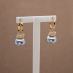 Aretes largos de perla gris