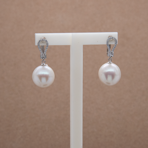 Aretes largos de plata con perla fina y pavé de circones