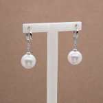 Aretes largos de plata con perla fina y pavé de circones