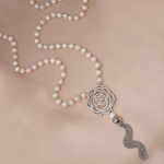 Collar largo de perla natural tipo corbata con dije de flor