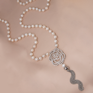 Collar largo de perla natural tipo corbata con dije de flor