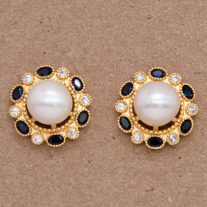 Aretes cortos diseño flor con perla cultivada