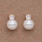 Aretes cortos con perla y circón