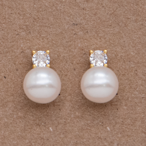 Aretes cortos con perla y circón
