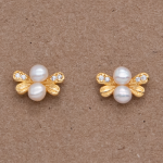 Aretes cortos diseño abejita con perla