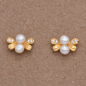 Aretes cortos diseño abejita con perla