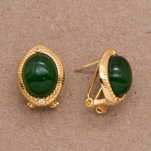Aretes cortos con jasper jade con broche omega