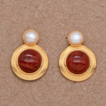 Aretes cortos con ágata rojiza y perla
