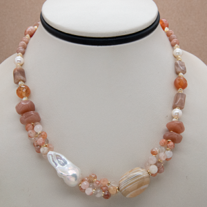 Collar corto de ágata, sunstone y perla núcleo