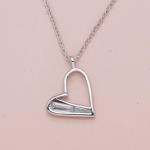 Juego de cadena con dije de plata diseño de corazón con baguettes de cristal