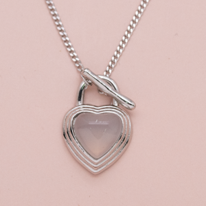 Cadena de plata con dije de corazón