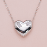 Cadena de plata con dije de corazón