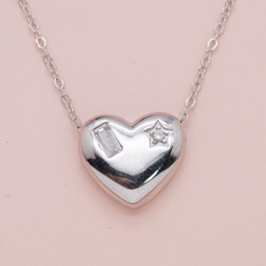 Cadena de plata con dije de corazón