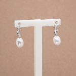 Aretes cortos con perla oval