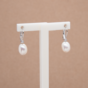 Aretes cortos con perla oval