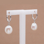 Arracadas tipo huggie con perla irregular