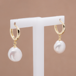 Arracadas tipo huggie con perla irregular