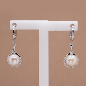 Aretes largos con perla botón