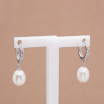 Arracadas tipo huggie con perla drop