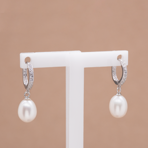 Arracadas tipo huggie con perla drop