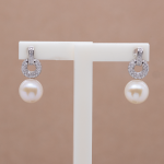 Aretes cortos de plata con perla natural
