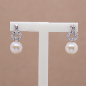 Aretes cortos de plata con perla natural