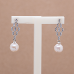 Aretes largos de plata diseño rombo con perla natural