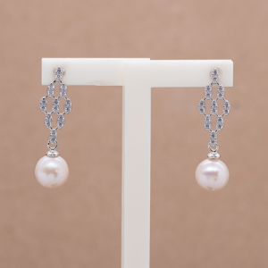 Aretes largos de plata diseño rombo con perla natural