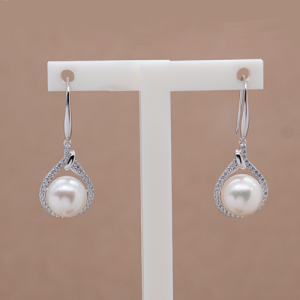 Aretes largos de plata con perla natural