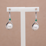 Aretes largos de plata con perla natural y cristal verde