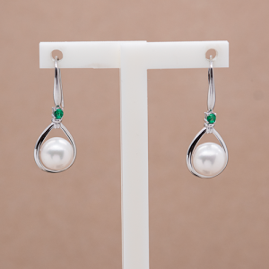 Aretes largos de plata con perla natural y cristal verde
